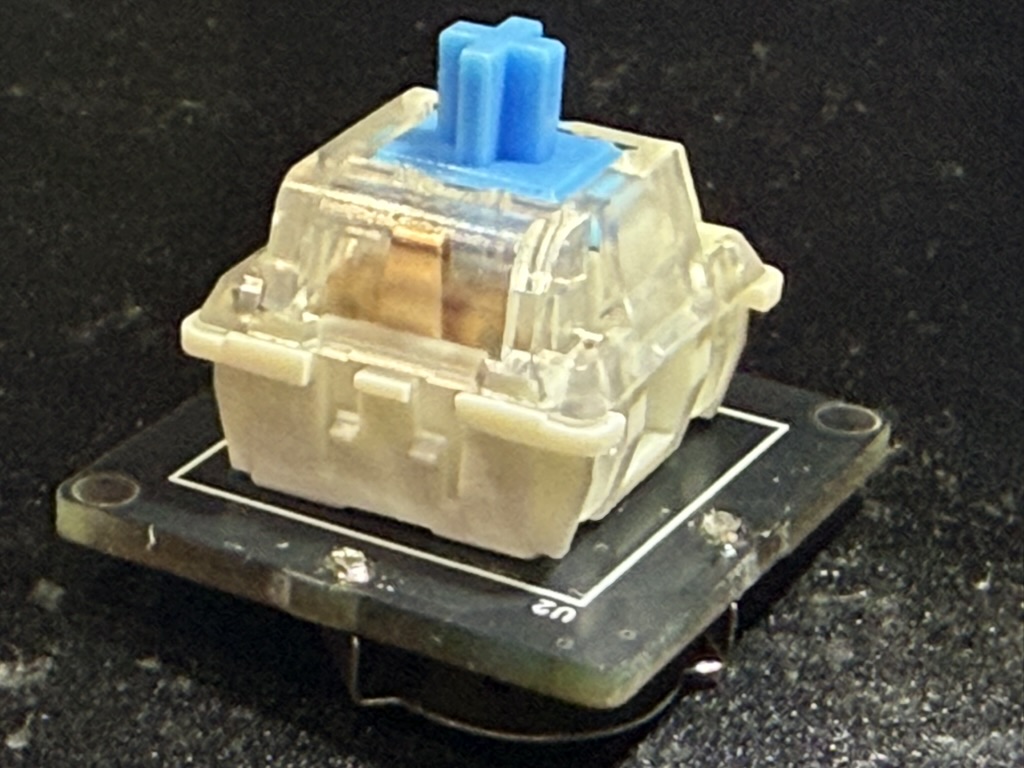 余分なリードをカットして組み立て完了したLumikey