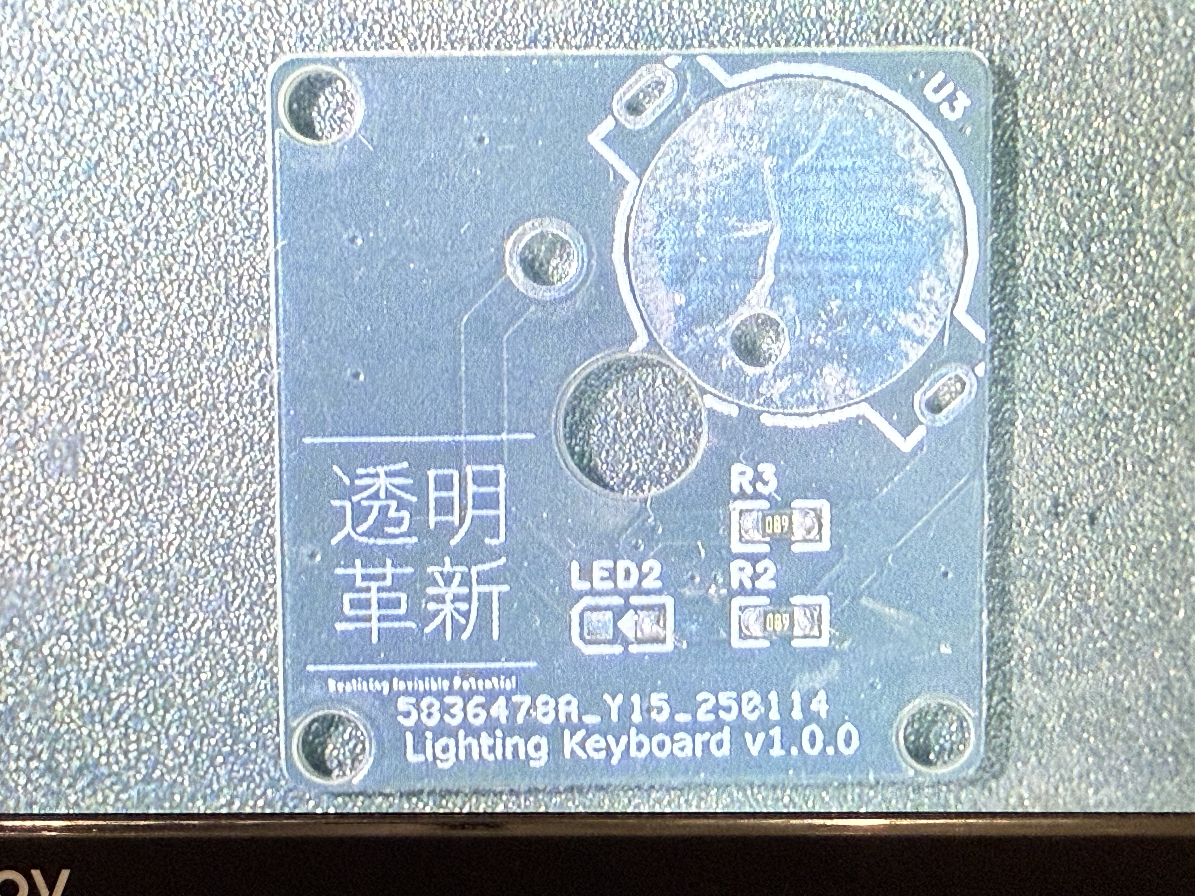 R2とR3へチップ抵抗を仮置きしている様子