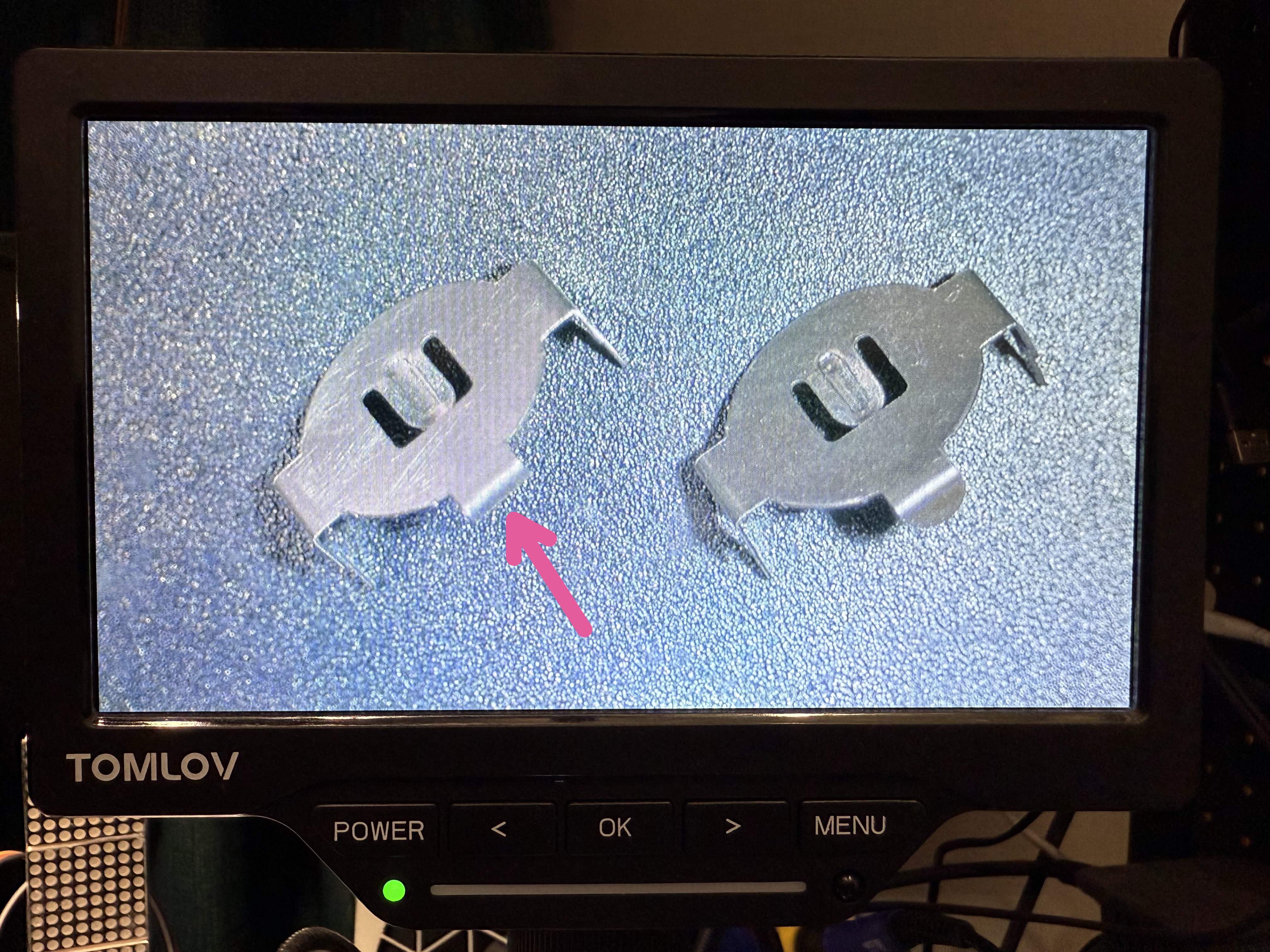 電池ホルダの突起をカットしている様子